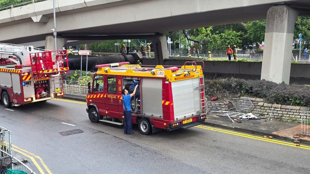 消防到場協助。fb 車cam L(香港群組) 消防到場協助。fb 車cam L(香港群組)