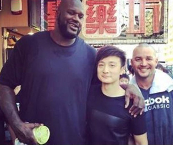 小方與前NBA球星Shaquille O'Neal的合照。