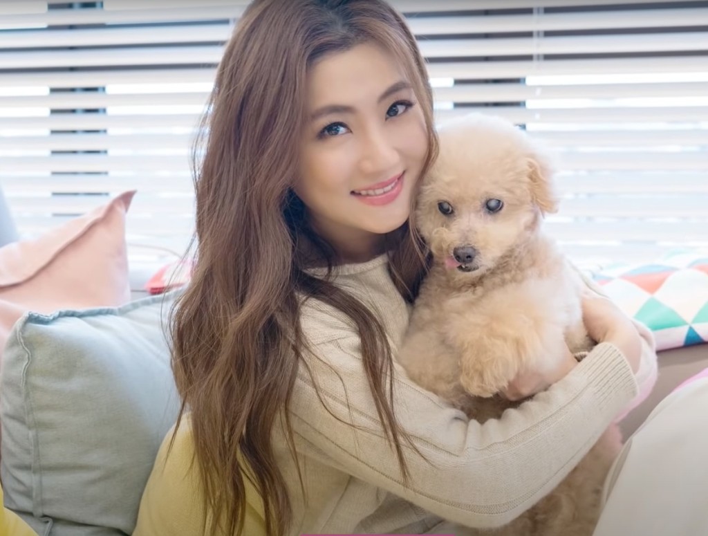 Selina養了15年的愛犬Pinky在去年離世，令她大受打擊。