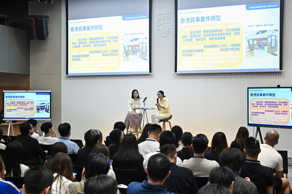 法治教育督導委員會成員和執業大律師何淑瑛（左），以及執業律師陳浣恩（右）講解香港的法院程序、法律專業與替代爭議解決服務等內容。