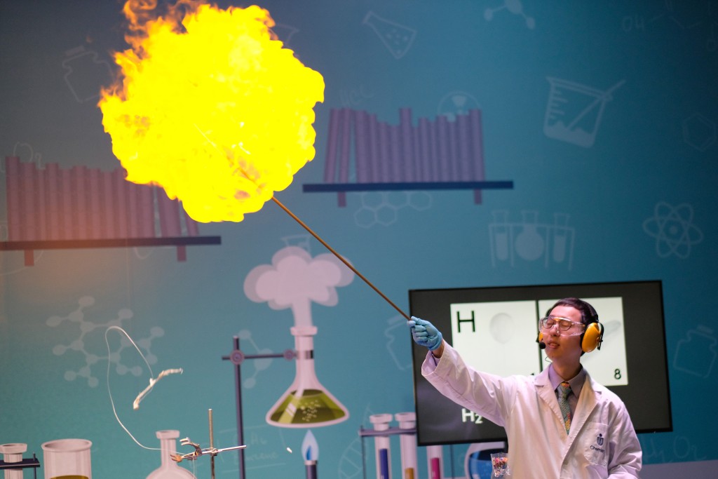陈钧杰透过化学现象制成火球。 受访者提供
