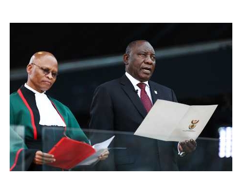 南非总统拉玛佛沙（右）宣誓就职。AP