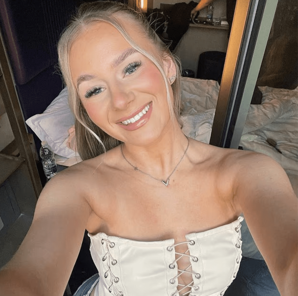 Lucy Harrison於2025年1月赴美國德州探望父親期間，與父親就特朗普問題發生激烈爭拗，其後遭對方槍擊胸口身亡。X@BPINewsOrg