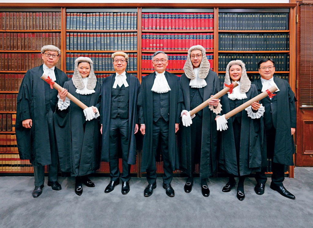 終審法院首席法官張舉能（中）、律政司司長林定國（左三）、大律師公會主席杜淦堃（左一）和律師會會長陳澤銘（右一），與新晉資深大律師蔡一鳴（右三）、駱敏賢（左二）和劉恩沛（右二）合照。