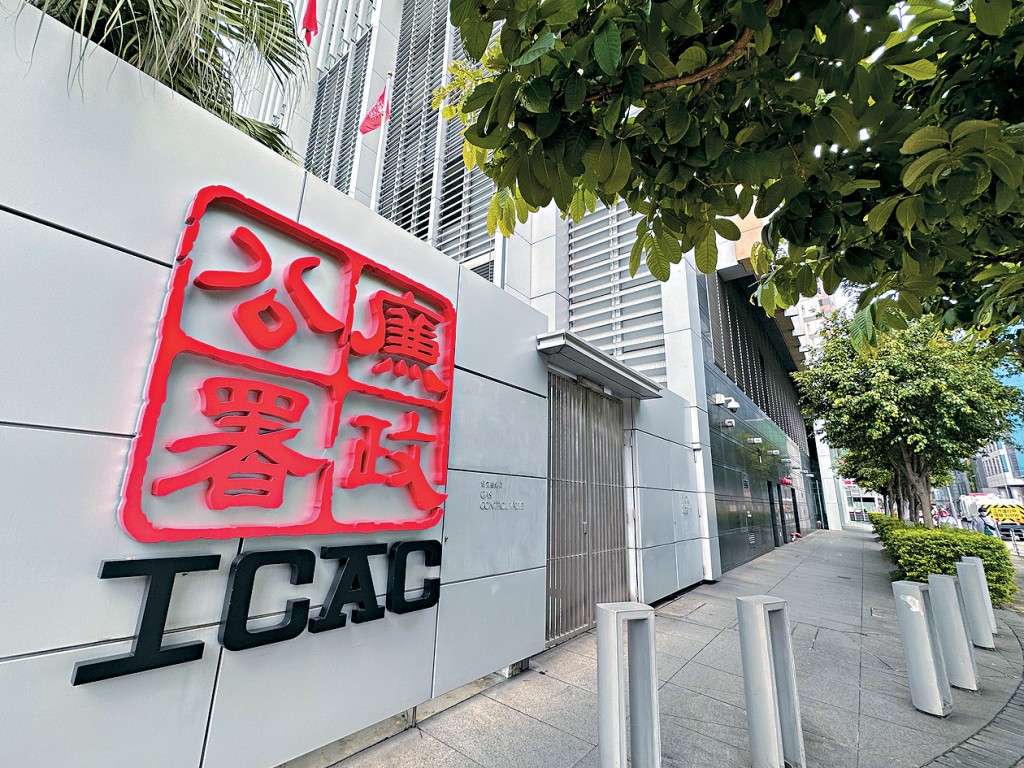 廉政公署落案起訴證監會時任副總監鄧映霞,控告她串謀妨礙司法公正。