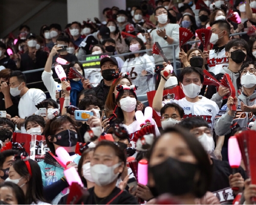 南韓政府11月初啟動與疫共存的防疫模式，大批球迷重返球場欣賞比賽。（美聯社）