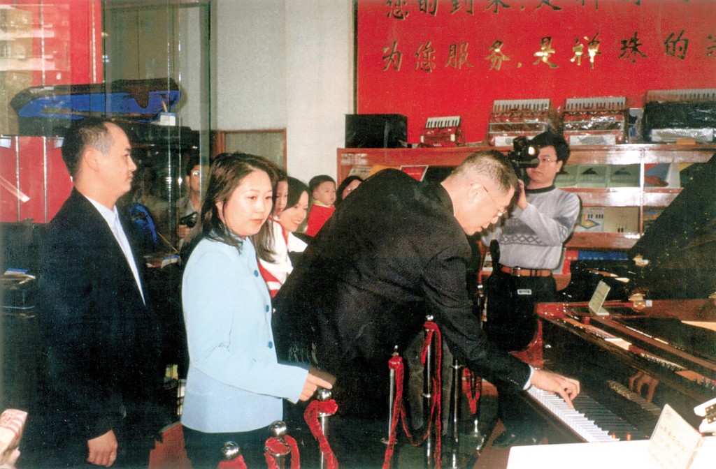 刘诗昆与第二任太太盖燕（左二）所生的儿子则今年26岁。
