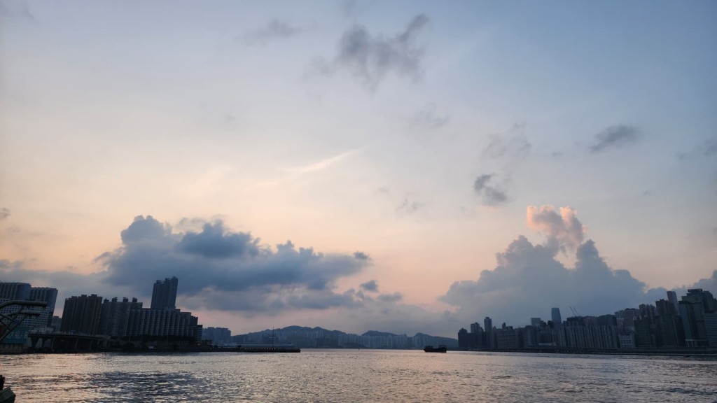 本港地區今日部分時間有陽光,日間酷熱。黎志偉攝 本港地區今日部分時間有陽光,日間酷熱。黎志偉攝