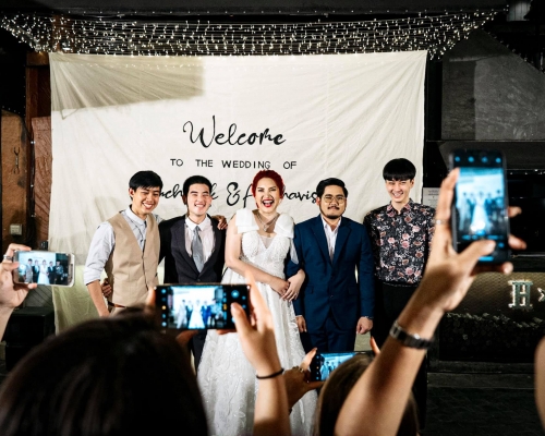 新娘邀3位前男友婚禮上大合照。網上圖片