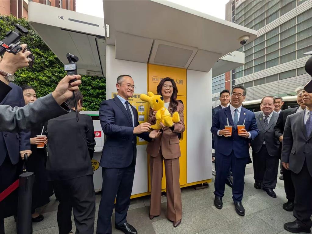国民党主席郑丽文一行参访上海美团总部，体验无人机送奶茶，负责人王兴赠送袋鼠公仔。 中时