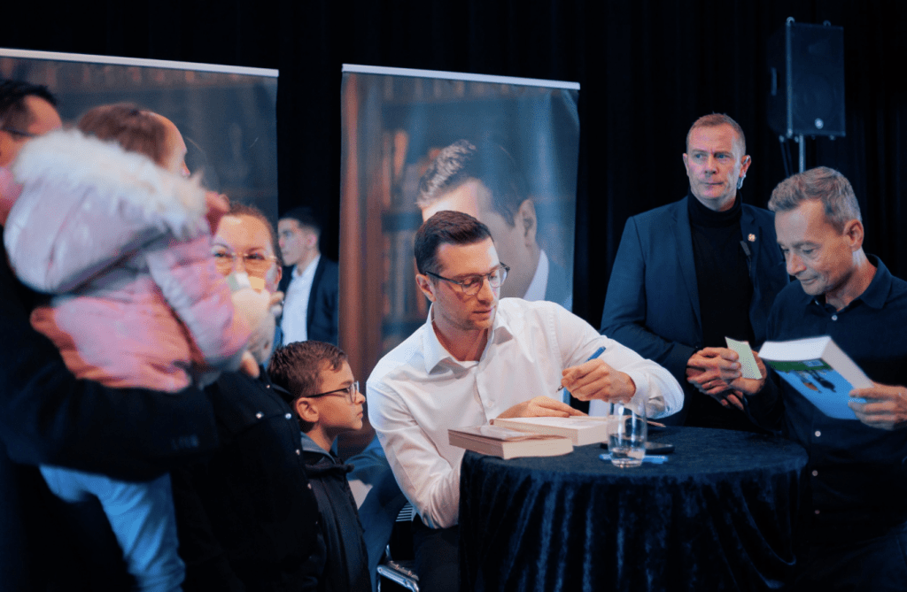 巴德拉出席签书会，期间被扔鸡蛋。X@J_Bardella