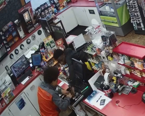 兩名少年不但對昏倒的凱拉達置之不理,還趁機偷錢。(網圖)