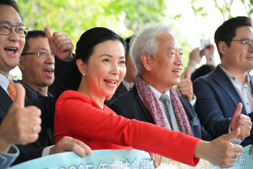 她坦言，挑戰現任議員並不容易。