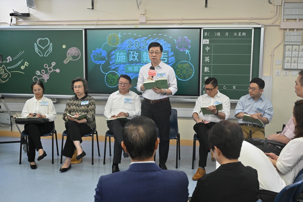 按《施政報告》慣例,李家超每年會出席兩場地區諮詢會。圖為去年情況。 按《施政報告》慣例,李家超每年會出席兩場地區諮詢會。圖為去年情況。