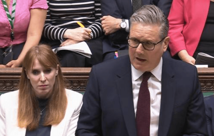 首相施紀賢(Keir Starmer)在國會明確表態力撐副手,讚揚韋雅蘭出身勞工階層,歷經艱辛晉身高位。法新社 首相施紀賢(Keir Starmer)在國會明確表態力撐副手,讚揚韋雅蘭出身勞工階層,歷經艱辛晉身高位。法新社