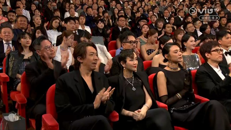吳冰與柯煒林頒發最佳攝影獎，最終第42屆香港電影金像獎最佳攝影獎由《金手指》潘耀明奪得。