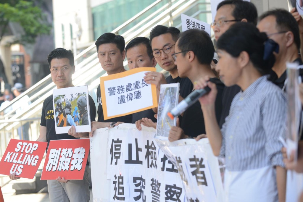 毛孟靜(右)等泛民議員到警察總部抗議。