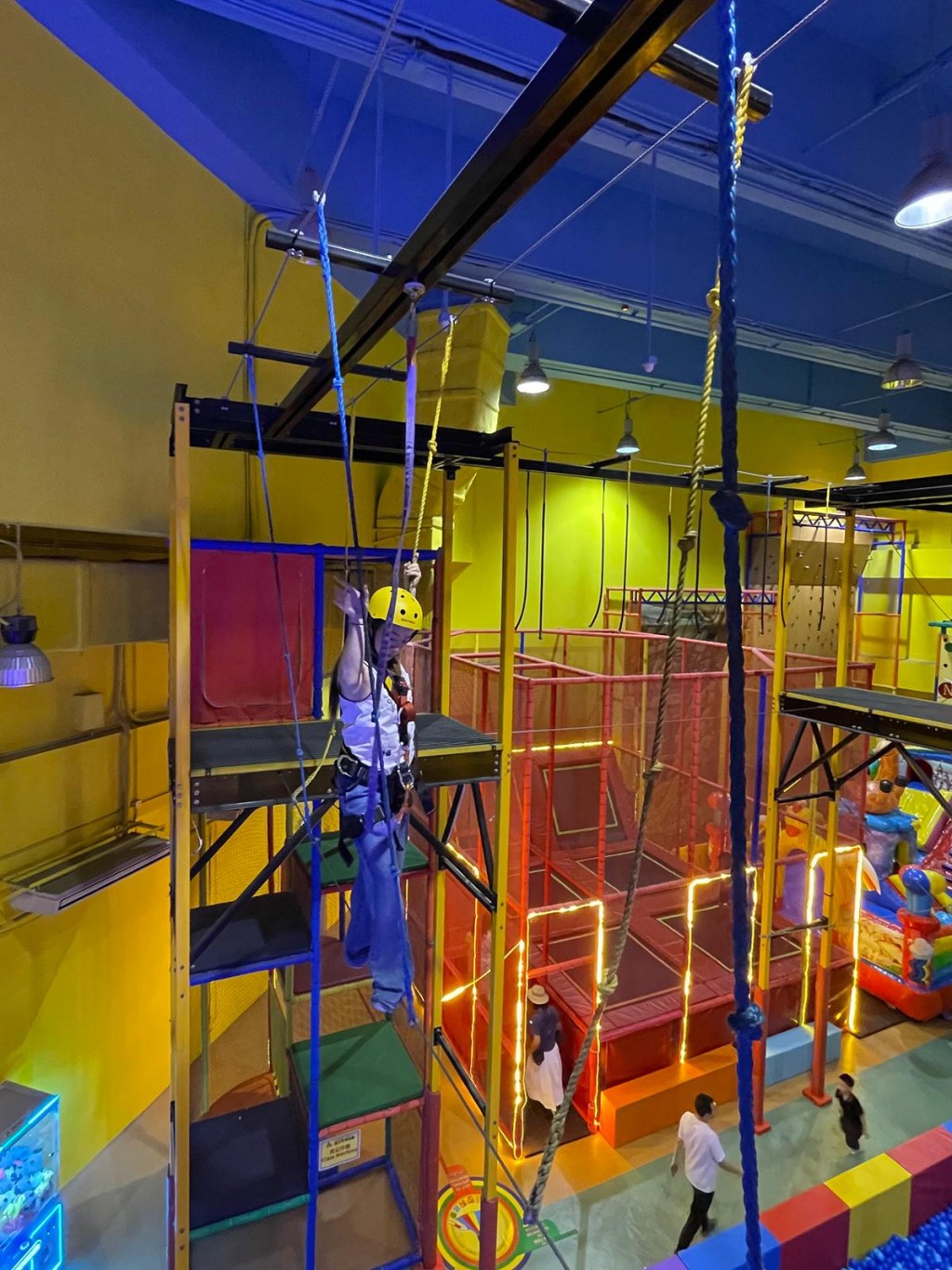 飞索滑道和全港仅有的空中 历奇可让小朋友挑战胆量。(图片来源:《亲子王》) 飞索滑道和全港仅有的空中 历奇可让小朋友挑战胆量。(图片来源:《亲子王》)