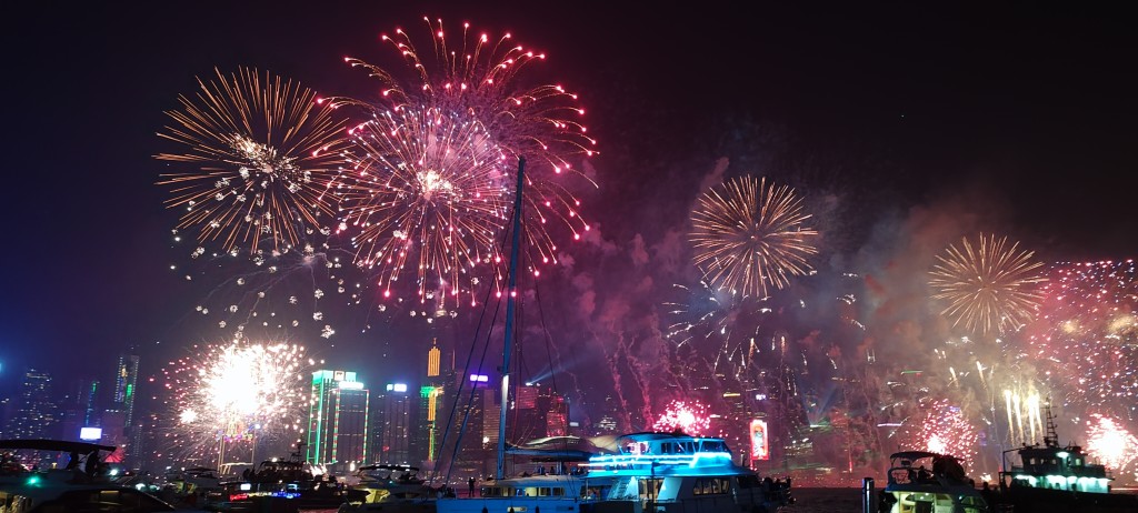 烟花游艇观光之旅 烟花游艇观光之旅