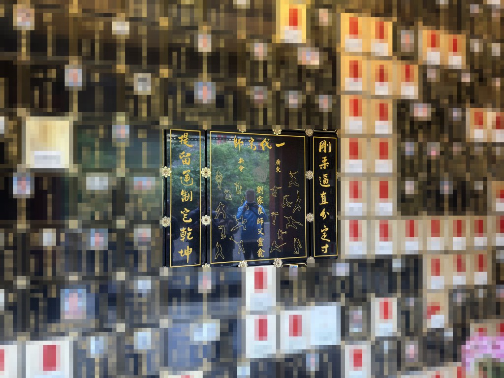  已故著名武術指導、導演兼演員劉家良的骨灰被盜，龕位石碑表面完好。 梁國峰攝