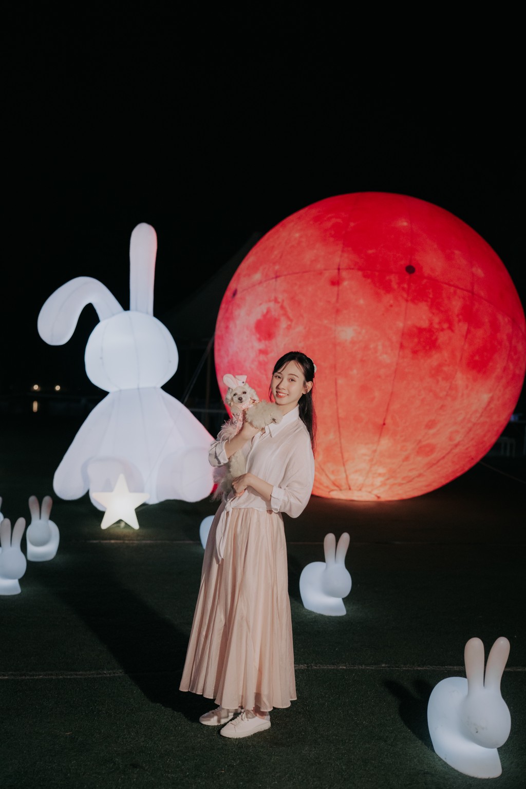 Lake House今年中秋將出現5米高粉紅月亮及中秋兔樂園燈飾，更有全新夢幻星空森林燈飾登場。（圖片來源：LAKE HOUSE）