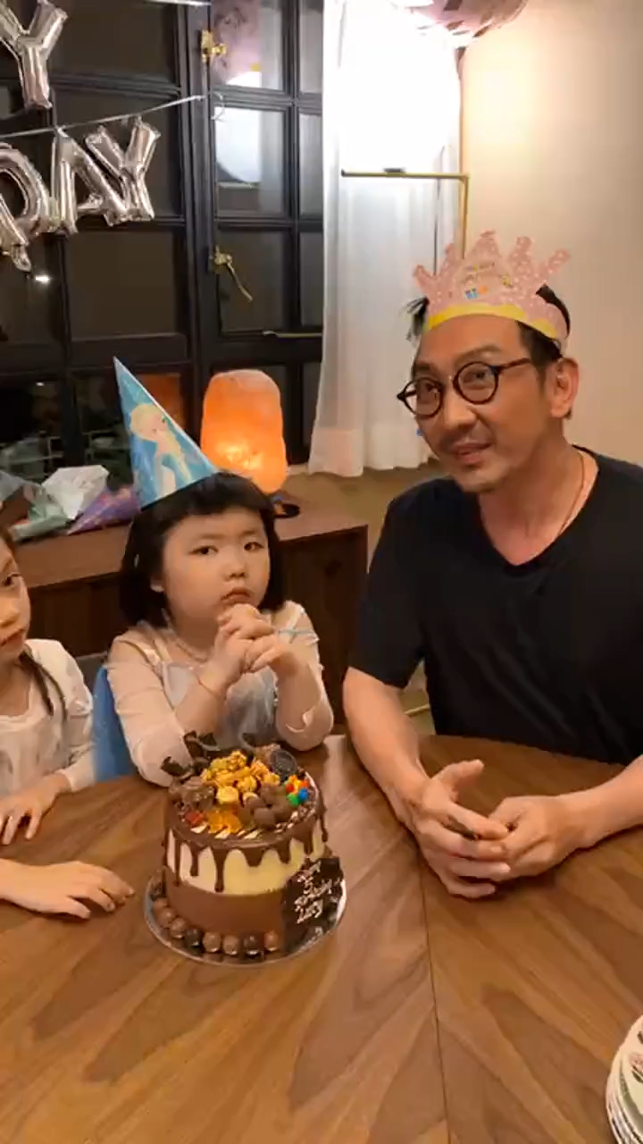 李璨琛才一言驚醒夢中人說：「係喎！」5歲的Lucy竟然成功講贏爸爸。