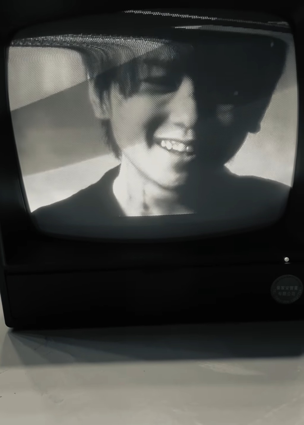 姜涛于社交网上载一段疑似新歌《Dummy》MV的花絮黑白短片。