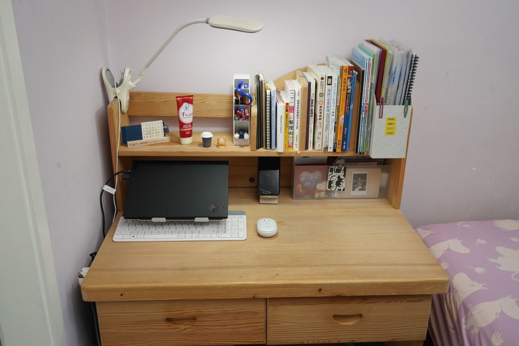 一般書桌面為90 × 60cm，擺放一本A4作業已佔去不少空間，所以放在桌面的東西越少越好，桌面淨空。