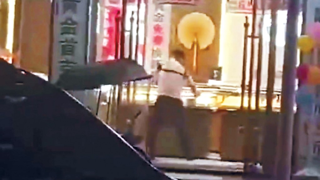 男子持玩具槍搶劫金店。