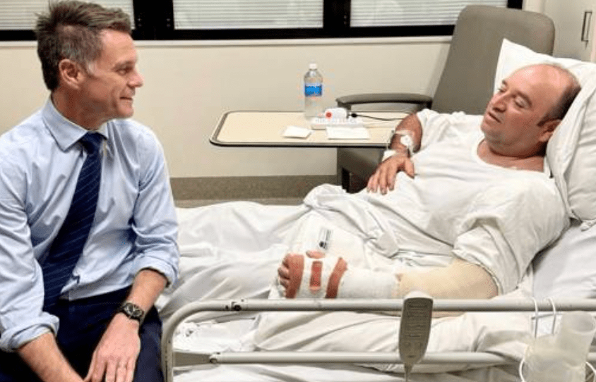 新南威爾斯州長柯民思到醫院探望艾哈邁德，讚揚他的英勇行為。法新社