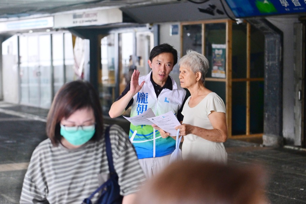 深水埗区议员庞朝辉，上月初在李郑屋邨设街站，向街坊讲解新旧法团争拗的影响。