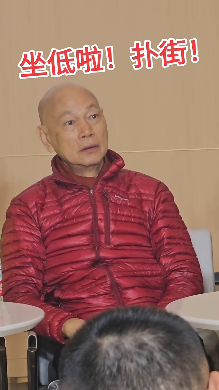 羅家英鬧完後仍啤住前方。 羅家英鬧完後仍啤住前方。