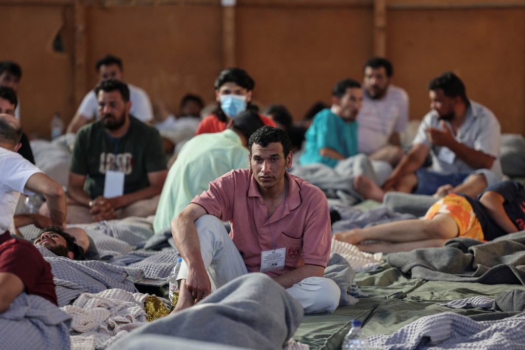 获救的希腊非法移民大多是青壮男性。 美联社