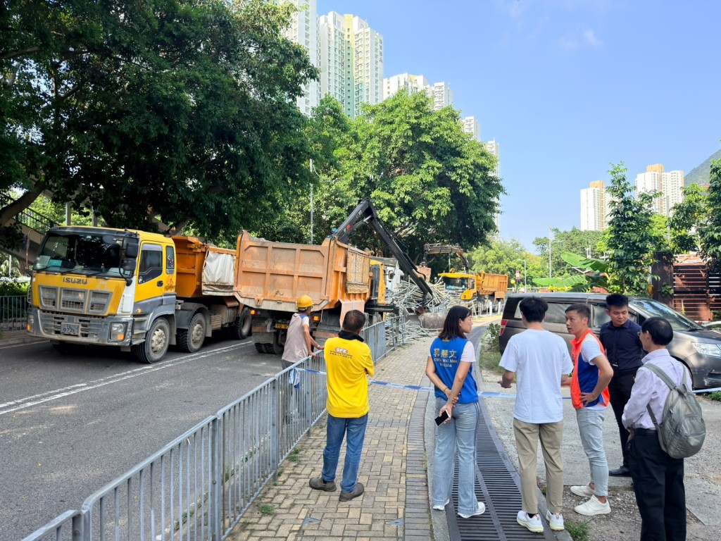區議員在場了解封路情況。讀者提供 區議員在場了解封路情況。讀者提供