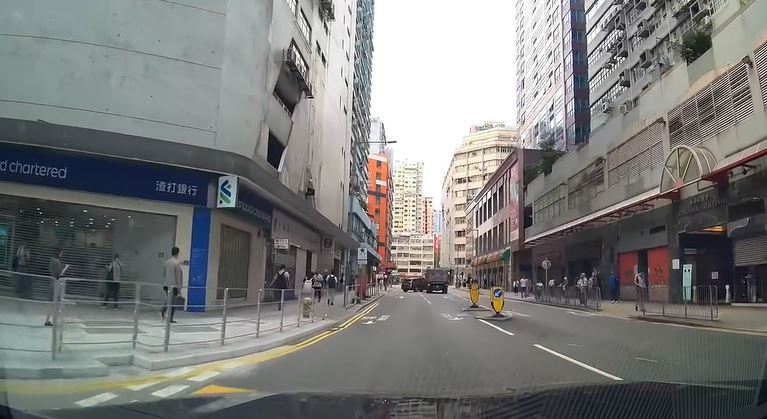 寶馬倒車時與尾隨貨車相撞。FB車cam L（香港群組）