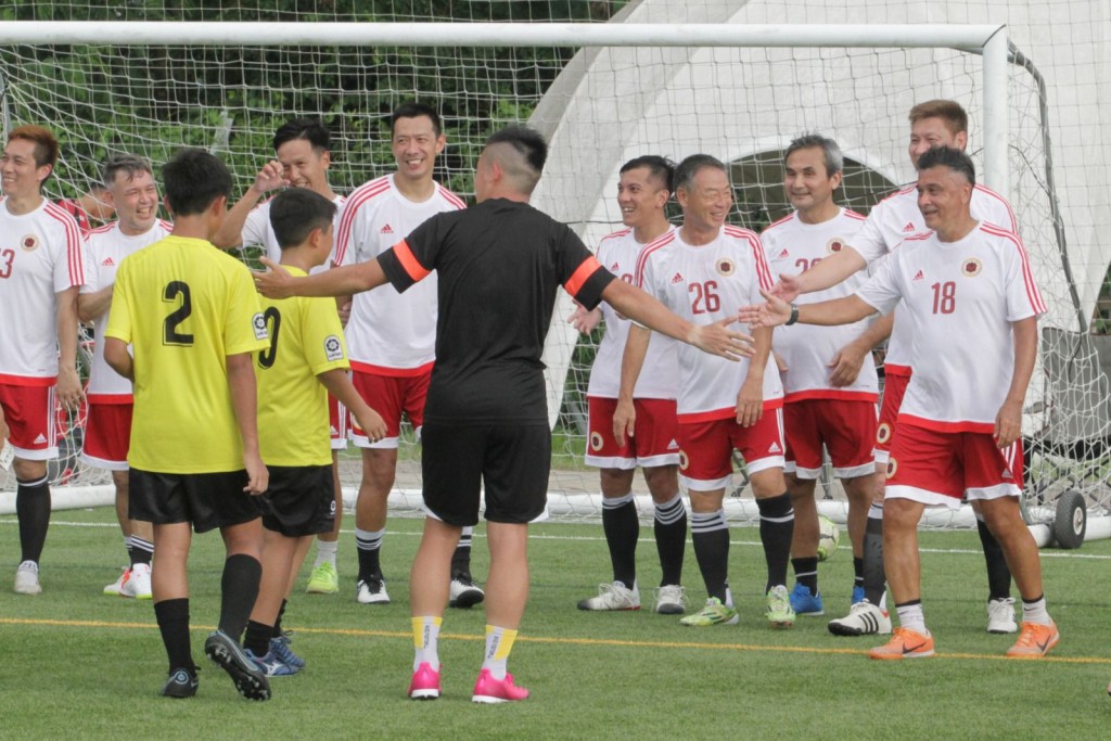 香港傳奇隊球員友賽聚頭。 香港西甲足球學校圖片