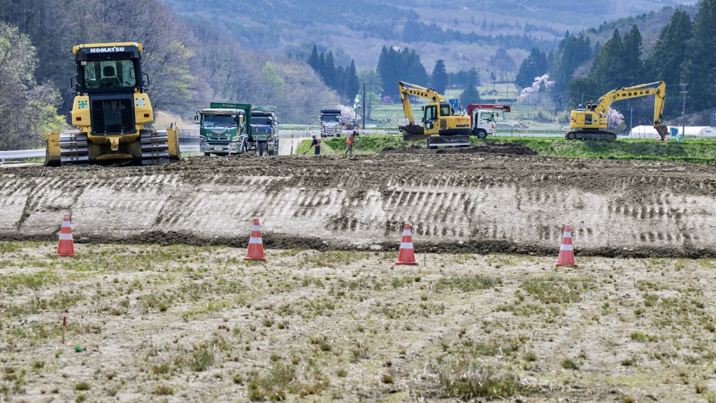 2025年4月，日本政府測試將乾淨的土壤加入福島除染土的效果。 法新社