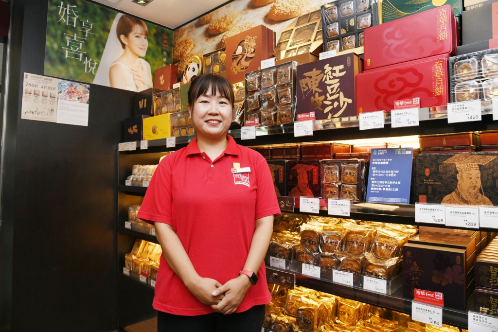 Sarah憑藉對客人的真摯熱情與用心服務，逐步晉升為店舖主管。多年來，她以真誠待人，與街坊和旅客建立了深厚友誼，成為業內典範之一。