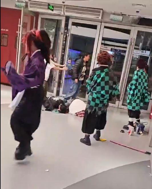 成都5名未成年女Coser被遲大到攝影師打倒在地。抖音＠木檼歌
