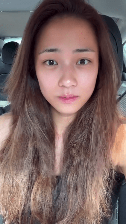 在自然光下，劉穎鏇的五官輪廓清晰可見。