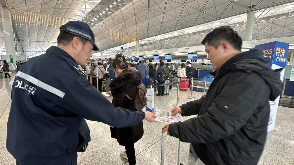 警方聯同入境處今日起於機場離港層向出發往柬埔寨、泰國等東南亞國家旅客派防騙傳單，提醒市民提高警惕。香港警方fb圖片