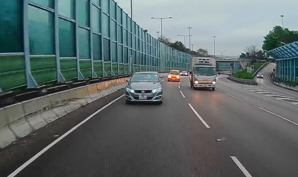 私家車沿吐露港公路行駛。fb馬路的事 (即時交通資訊台)影片截圖