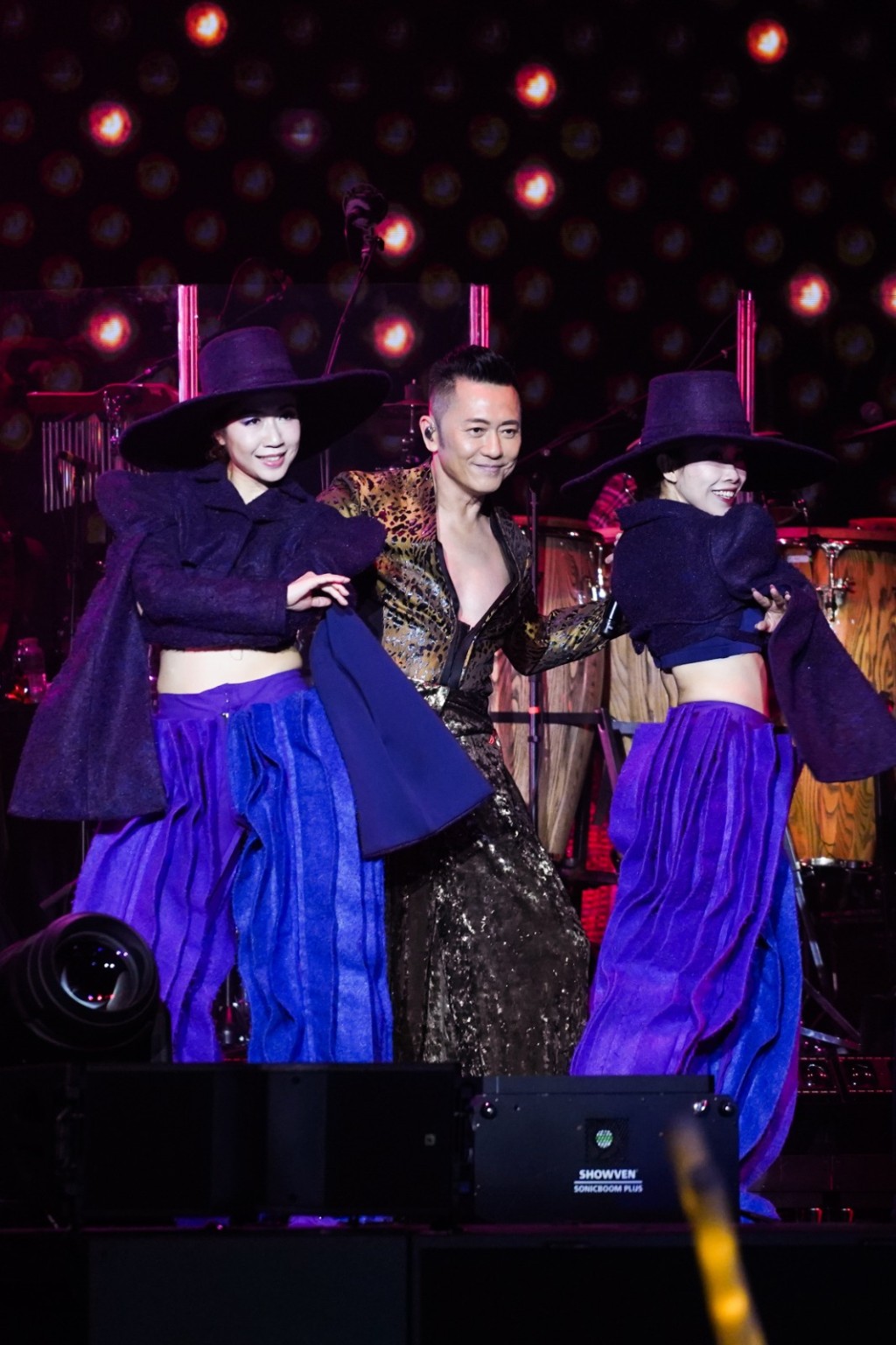 草蜢雲頂開騷。 草蜢雲頂開騷。