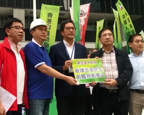 發展局局長黃偉綸到場接收請願信。發展局facebook