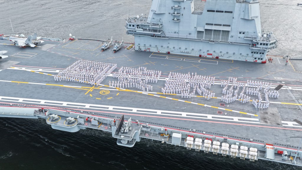 山東艦上700多名海軍官列出「國安家好」四個大字。新華社圖片