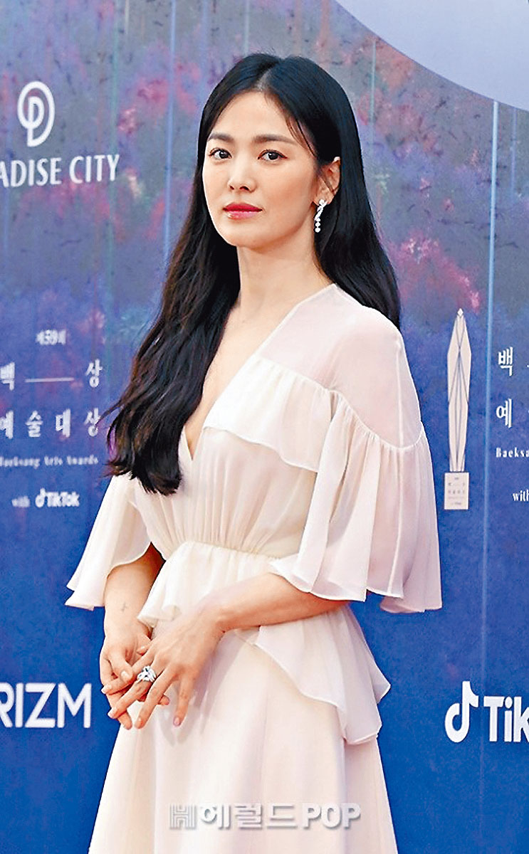 宋慧乔凭《黑暗荣耀》摘下视后，她在台上感谢剧中欺凌她的涎镇（林智妍饰）。