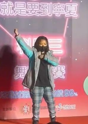 台北宁夏夜市日前举办「科目三舞蹈赛」引起极大争议。