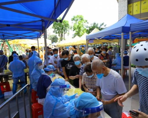 廣州醫務人員為市民進行核酸檢測。網上圖片