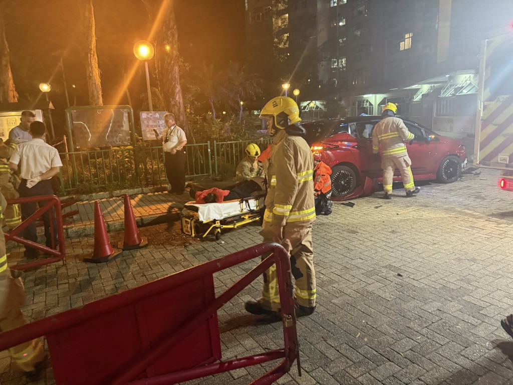 受傷的保安被救援人員抬上擔架床送院。網上圖片