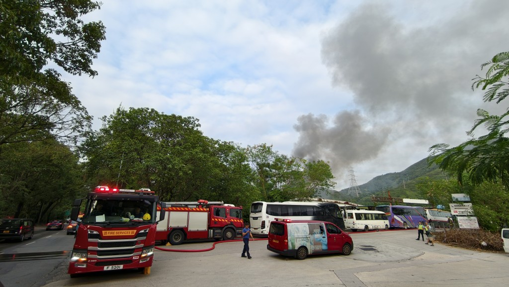 火勢至下午5時許受包圍,下午約6時受控。 火勢至下午5時許受包圍,下午約6時受控。